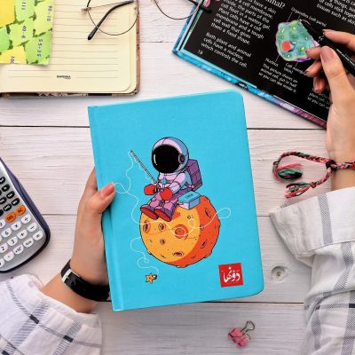 نوت بوك سلك مسطركريمى سوفت كفر 100 ورقة + 2ستيكرز مقاس 15 * 20 سم outer space