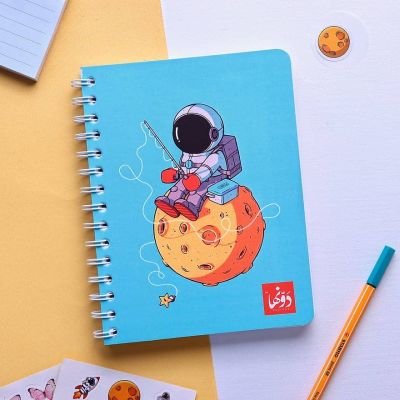 نوت بوك سلك مسطرة ابيض سوفت كفر 100 ورقة + 2 ستيكر مقاس 15 * 20 سم outer space